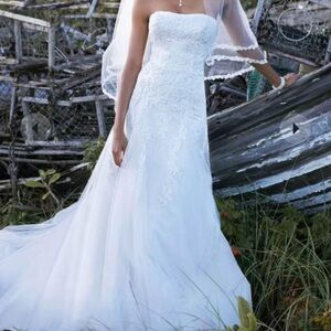 Elegant White Strapless Wedding Dress